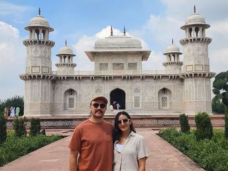 Taj Mahal Sunrise tour by car from Delhi